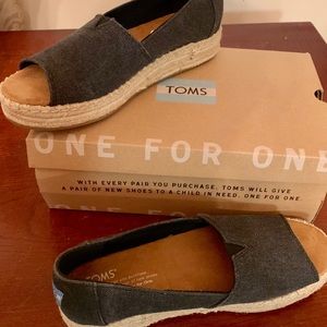 Toms open toe platform black washed canvas shoes